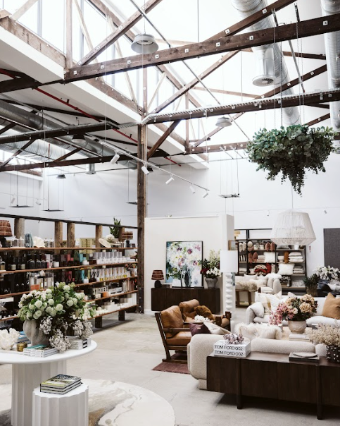 Modern living room with exposed beams and a cozy atmosphere